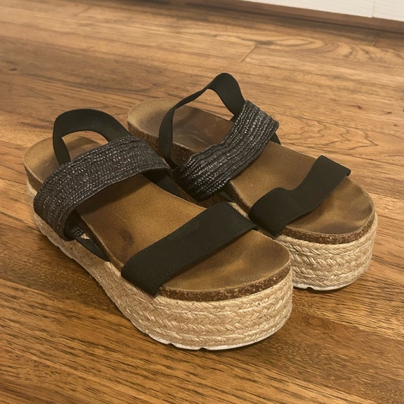 Steve Madden Black Platform Sandals - Picture 1 of 1